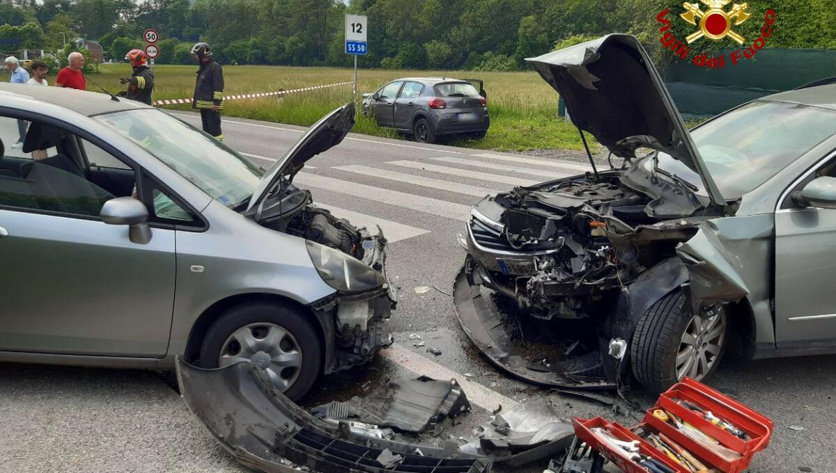 Violento scontro tra 3 auto: due persone ferite - 