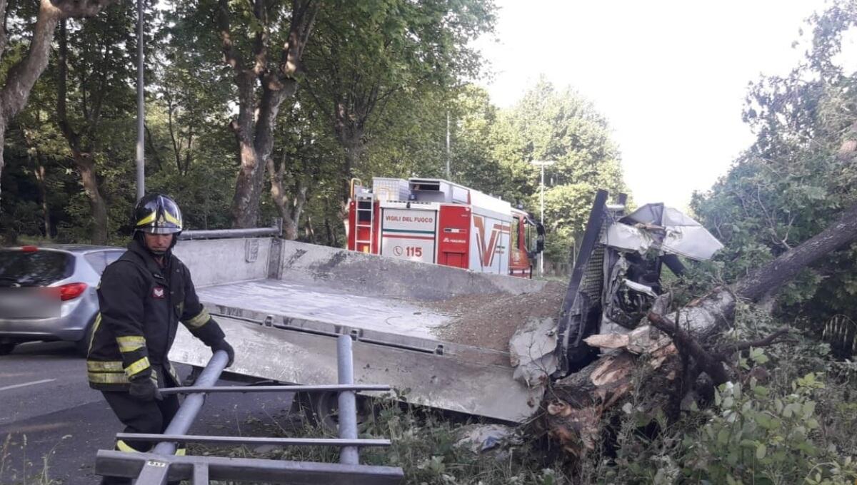 Trieste, camioncino si schianta contro un albero: ferito il conducente - 