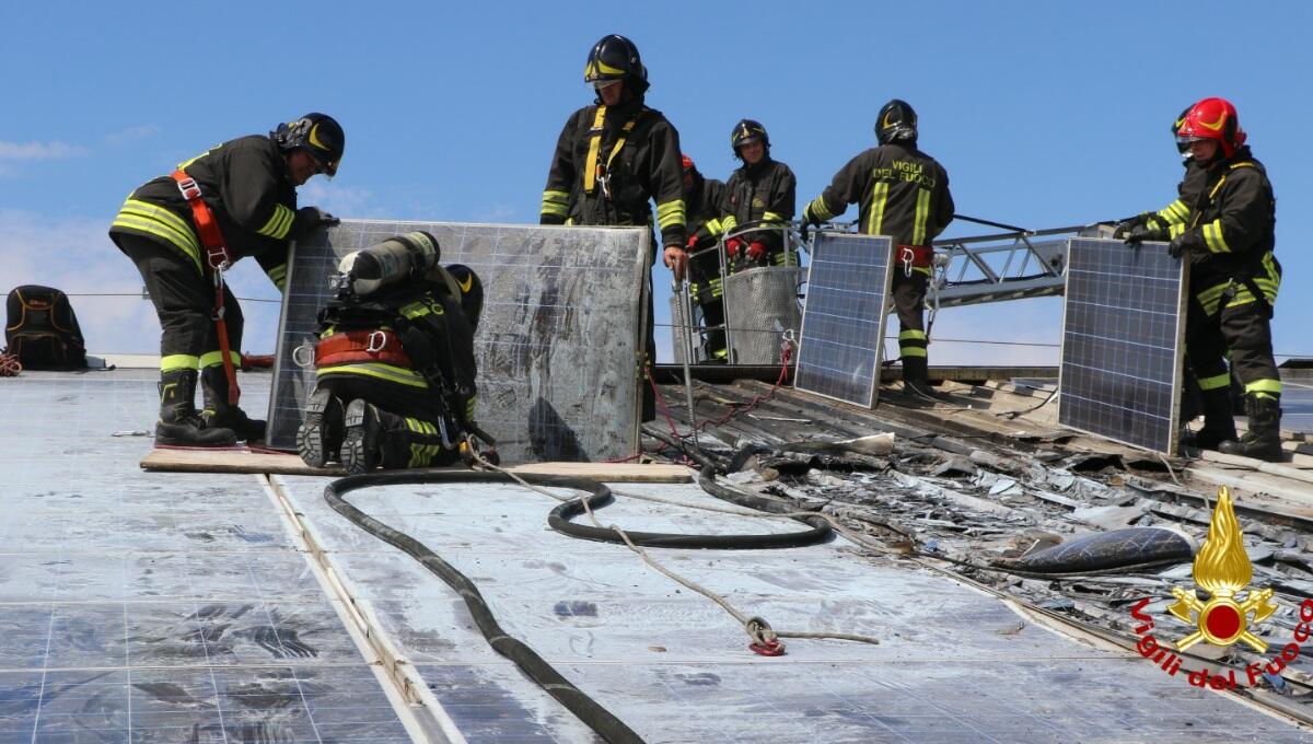 Bruciano i pannelli fotovoltaici sul tetto di un allevamento di tacchini - 