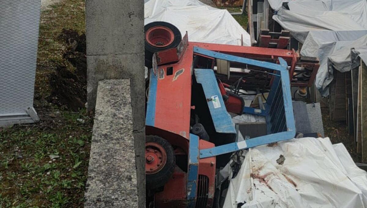 Si ribalta con il muletto nell'azienda di marmi: morto sul colpo - 