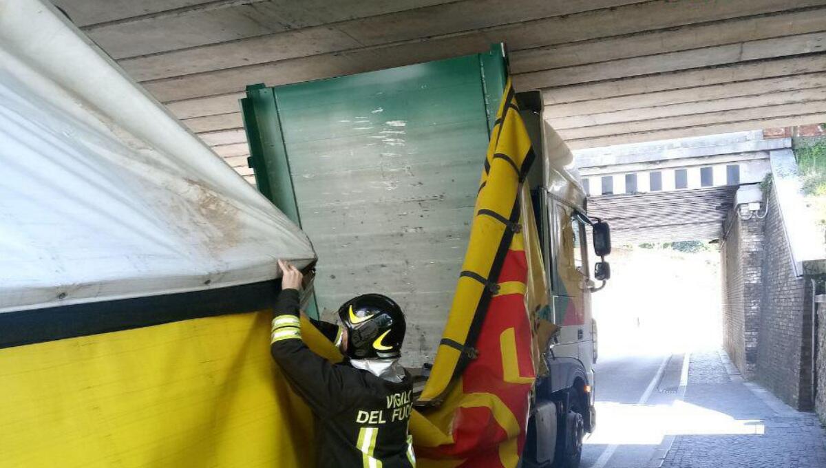 Mezzo pesante resta incastrato nel sottopasso a Conegliano (TV) - 