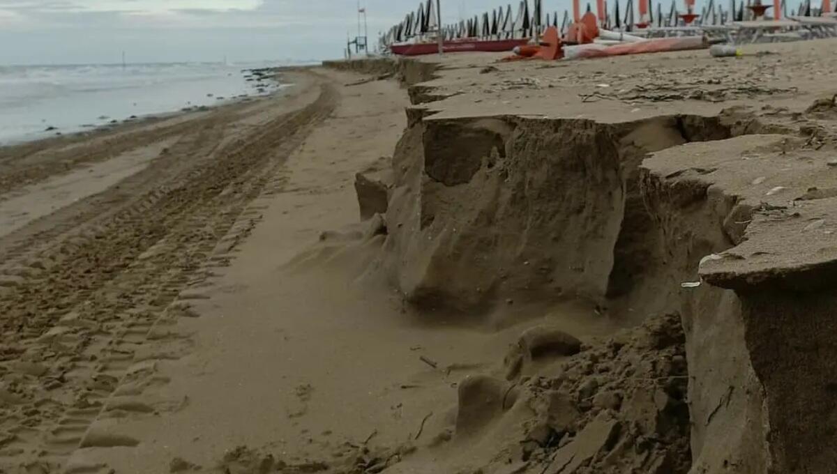Mareggiata a Bibione: divorati diversi metri di costa - 