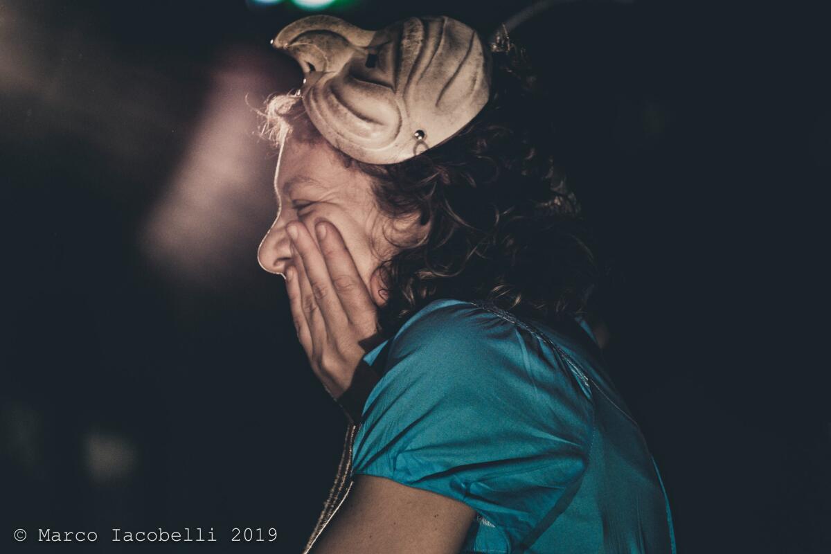 Teatro di maschera e musica dal vivo per riflettere sull'affido familiare: a Palmanova lo spettacolo "Pelle su pelle" - 