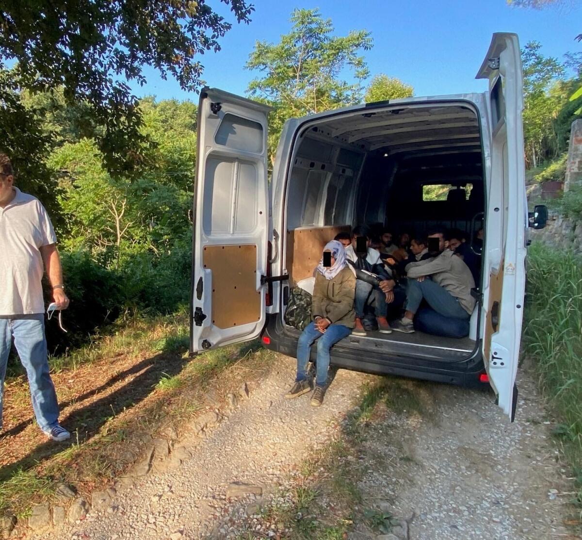 Trasporta nel furgone 16 clandestini: arrestato passeur - 