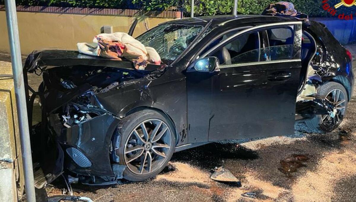 Si schiantano con la Mercedes contro un muro: morto un 19enne e due feriti - 