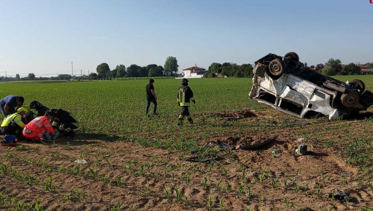 Incidente in A4, furgone "vola" nel campo agricolo: 4 feriti - 