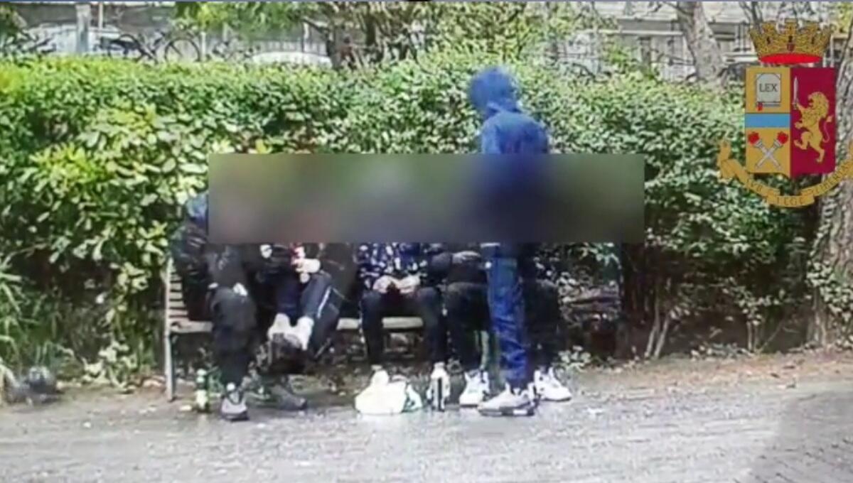 Spacciavano droga nei giardini pubblici tra minori e famiglie: arrestati 5 stranieri - 