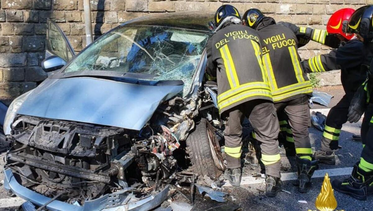 Violento scontro tra due auto e un pullman sulla strada costiera a Trieste - 
