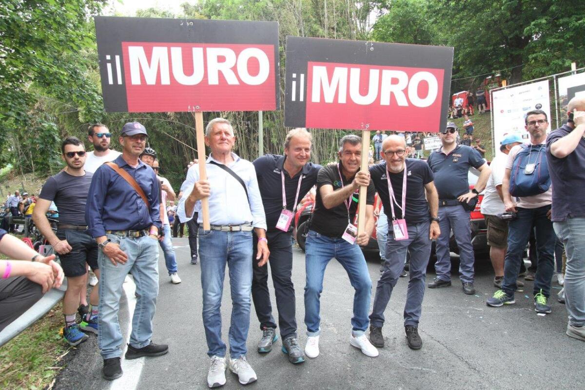 Giro d'Italia, un muro di passione tra le colline colorate di rosa: in ventimila ad applaudire il passaggio dei corridori - 