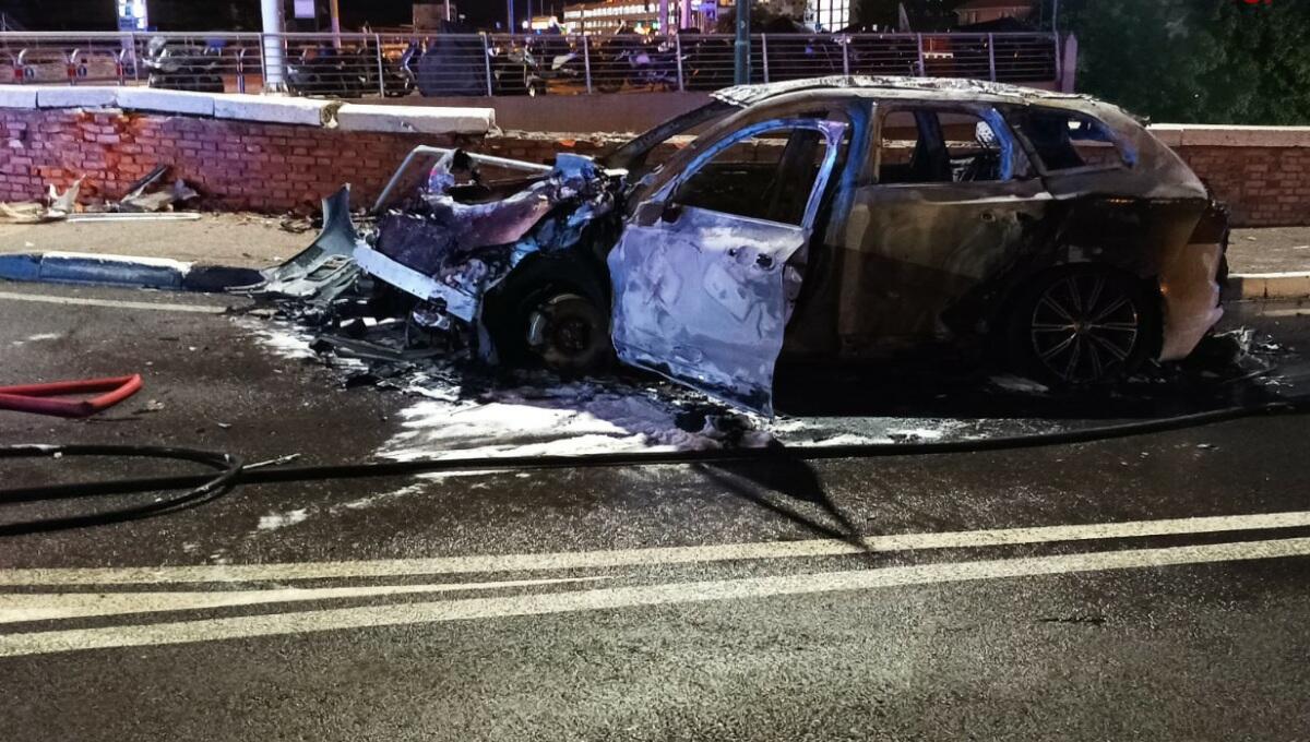 Schianto contro un muretto, poi l'incendio dell'auto: gravissimo il conducente - 