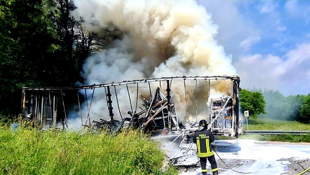 Tir carico di serramenti PCV distrutto dalle fiamme: illeso l’autista - 