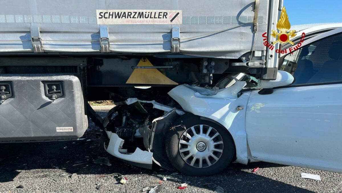 Tamponamento in A4, auto incastrata sotto al Tir: grave l’autista - 