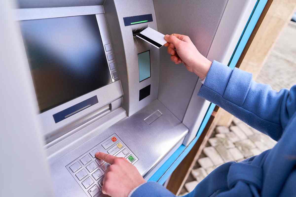 Soldi rubati ad anziani al bancomat con la tecnica del 'lama': ecco come agivano - 