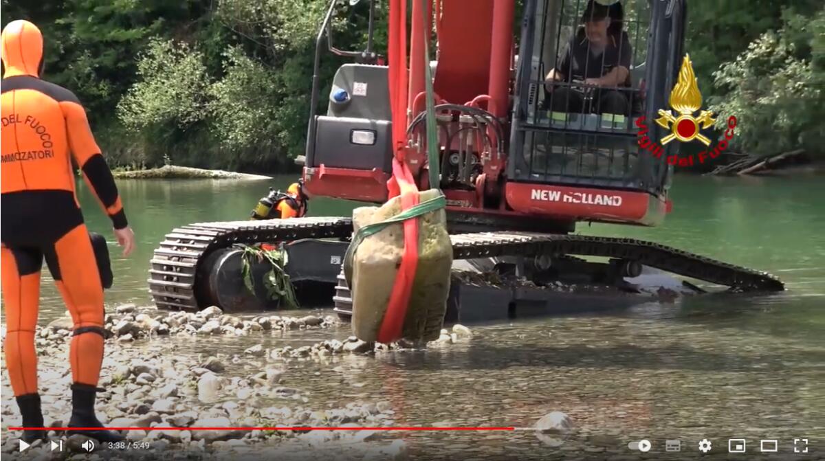 Un reperto del ponte romano riemerge dal fondo dell'Isonzo - 