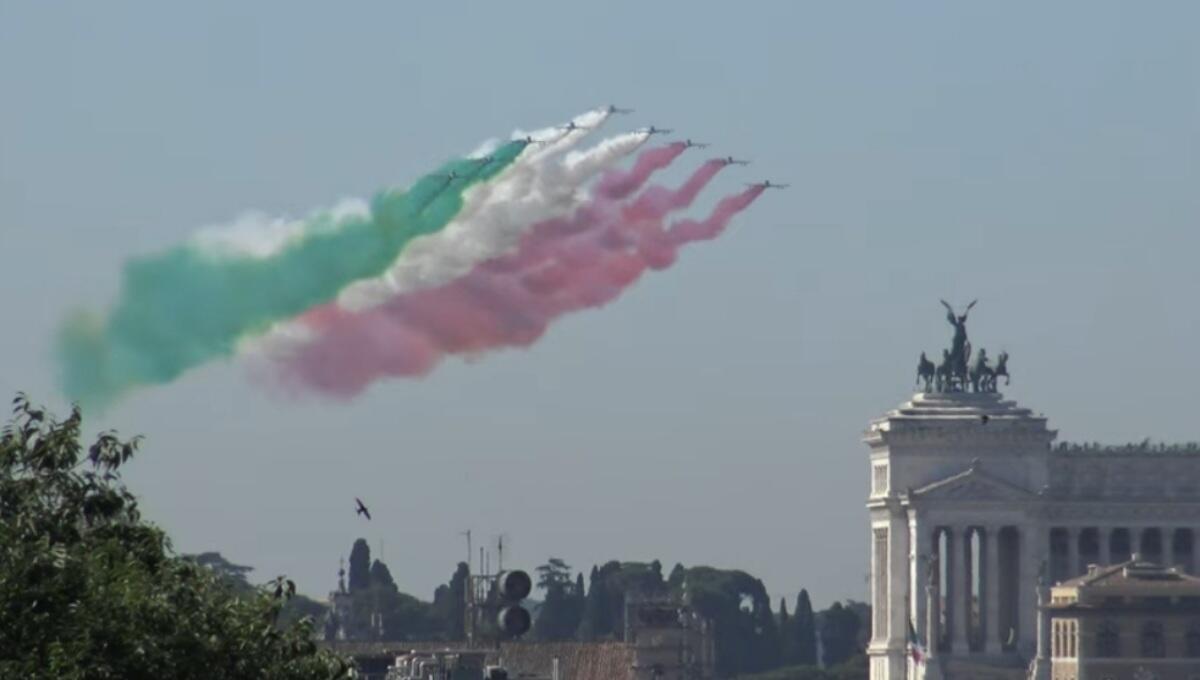 Frecce Tricolori, 2 giugno 2022: il sorvolo nel cielo di Roma - 