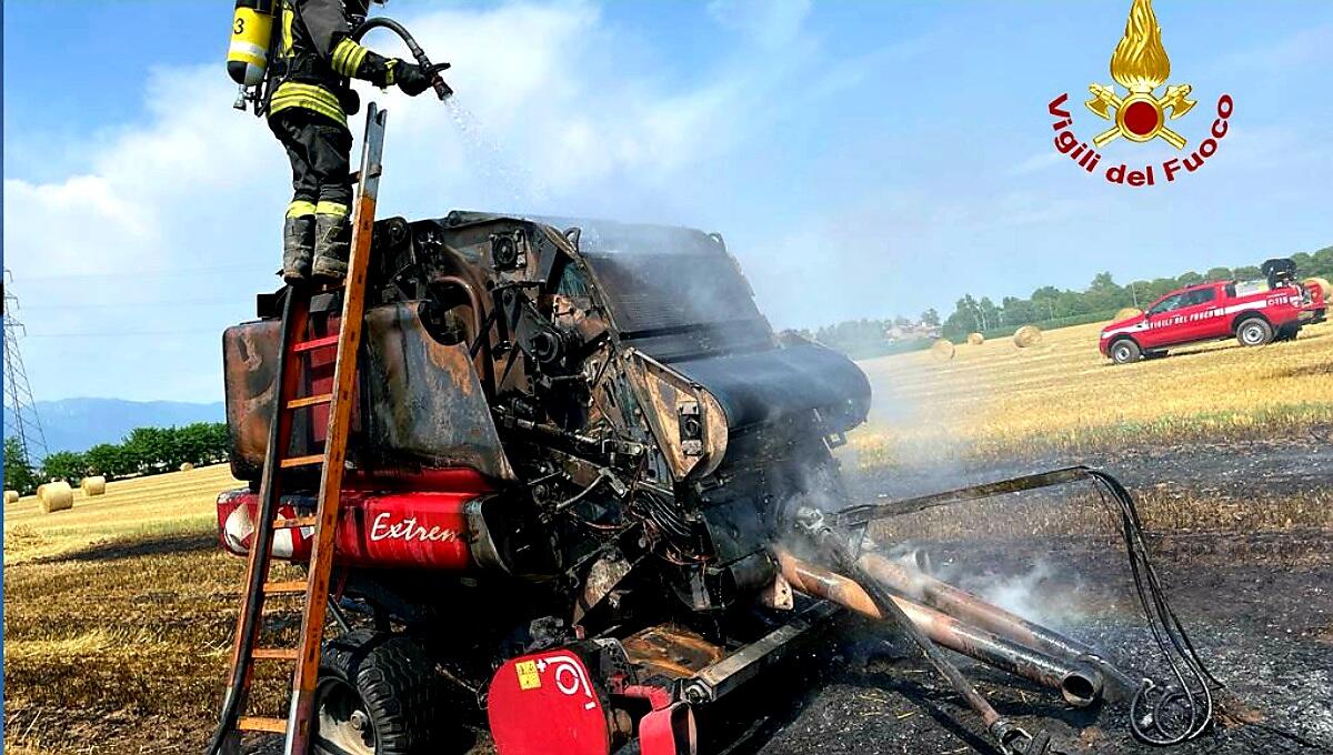 Imballatrice si incendia in un terreno agricolo: nessun ferito - 