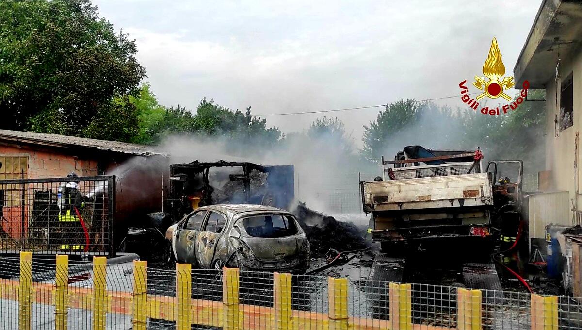 Incendio a Spinea, bruciano un'auto, un furgone e degli pneumatici - 