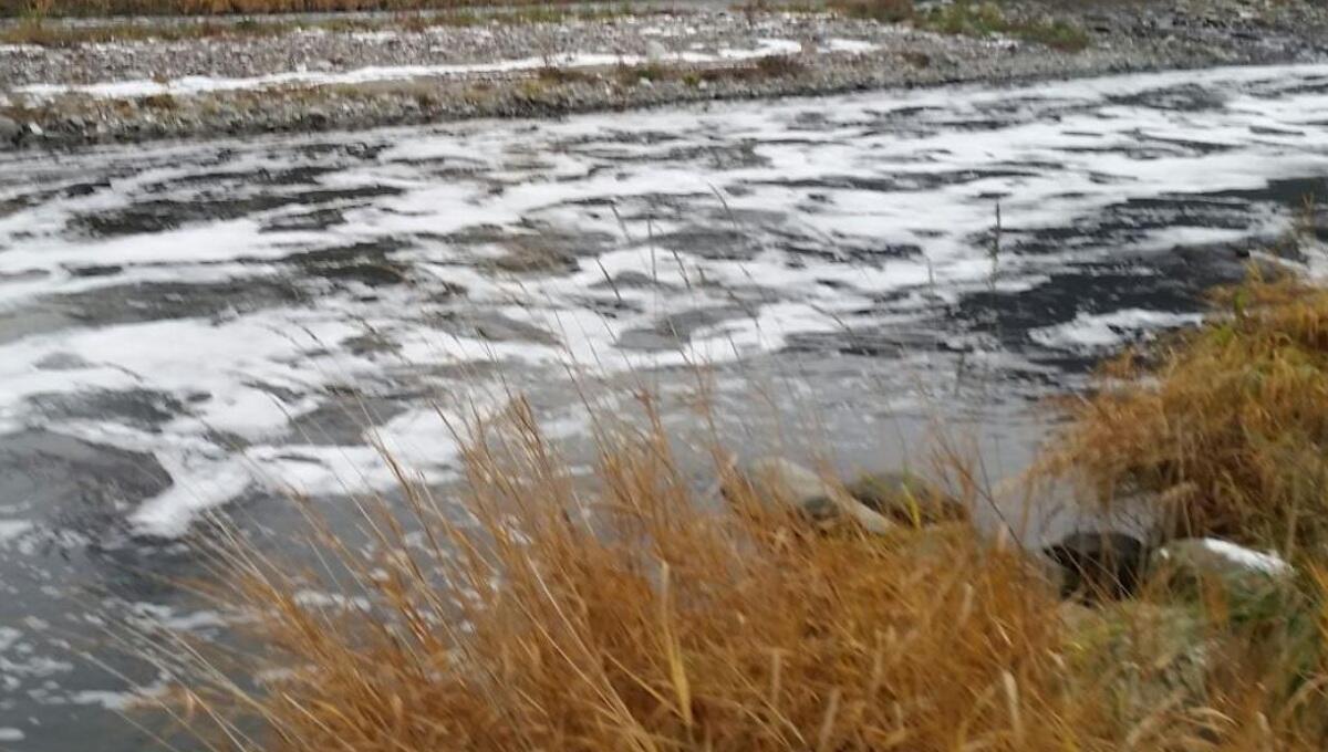 Mille litri di detersivo per stoviglie finiscono nel fiume: intervento dei pompieri - 