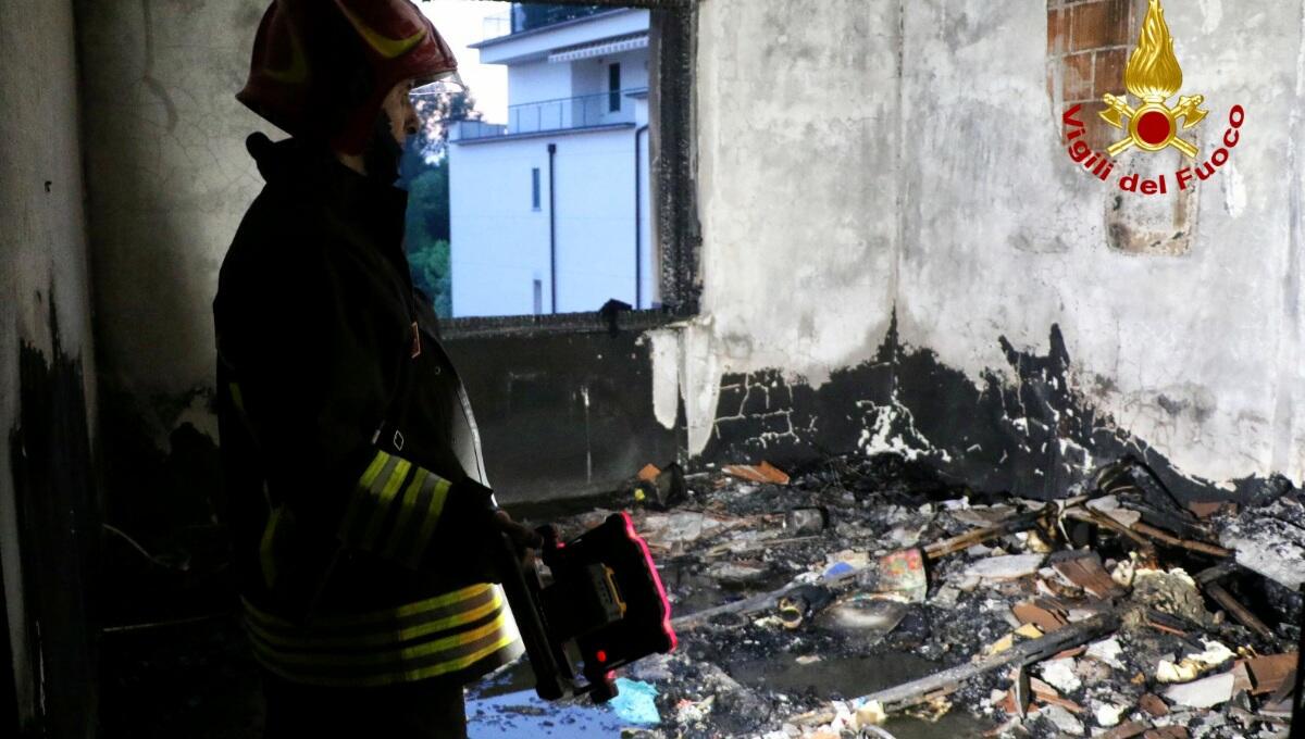 Fiamme dalle finestre, evacuati 6 appartamenti di un condominio - 