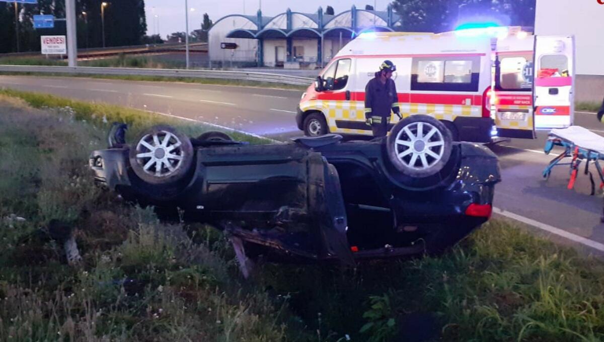Sbanda con l'auto e si ribalta lungo la SR 43 a Jesolo: feriti 3 giovani - 