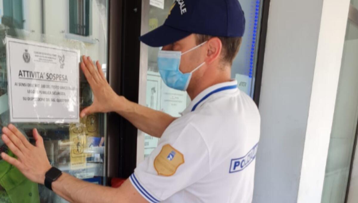 Alcolici, schiamazzi e bivacchi: sospesa la licenza a 4 negozi etnici nel centro di Monfalcone - 