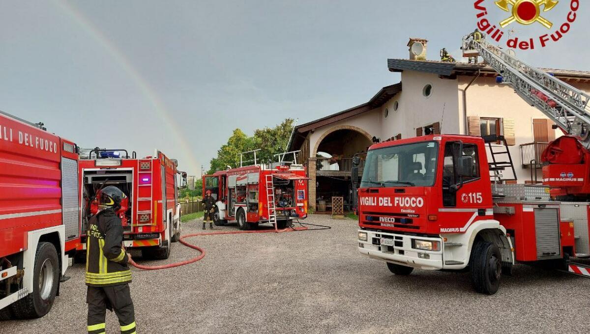 A fuoco il tetto di una struttura alberghiera a Lestans di Sequals - 