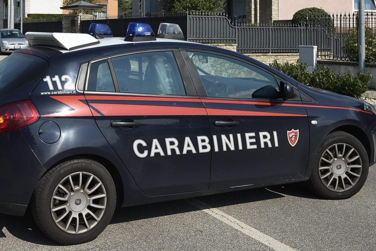 Scopre la moglie con l'amante e la trascina in strada per i capelli - 