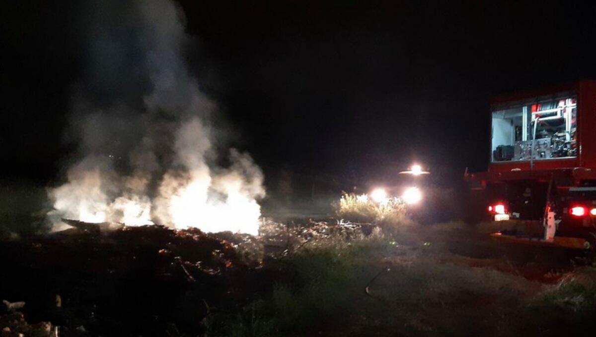 Incendio vicino al campo nomadi: pompieri al lavoro per oltre 3 ore - 