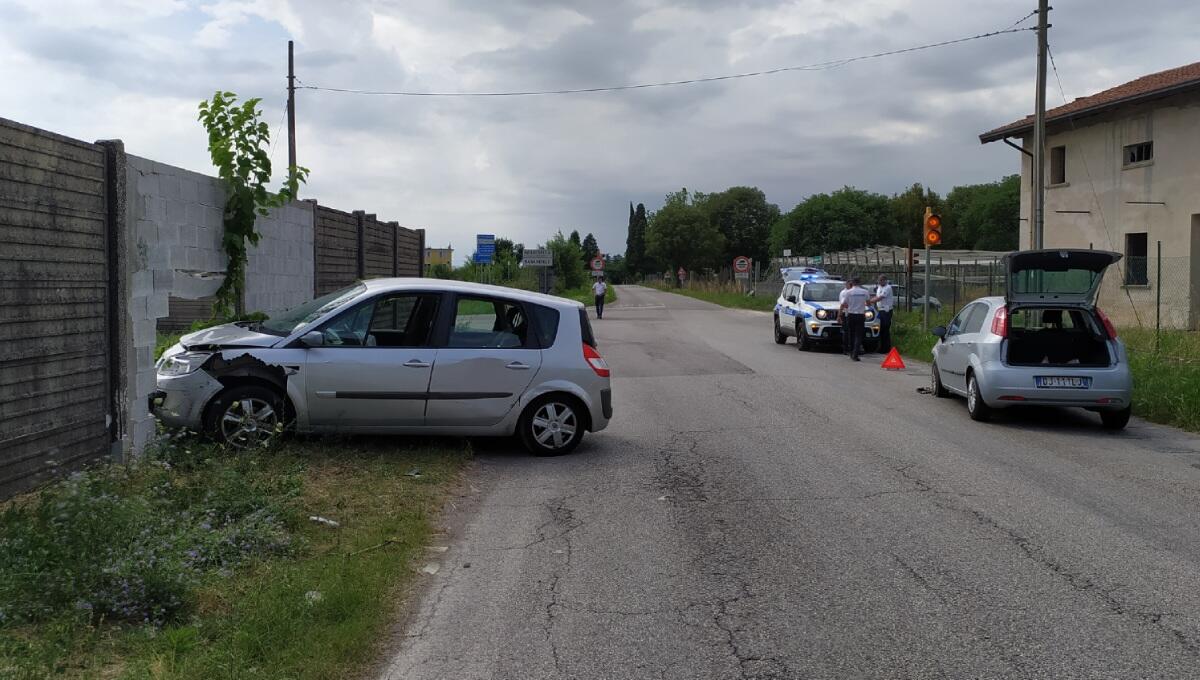 Scontro tra due auto a Basaldella, una finisce contro il muro abbattendolo - 