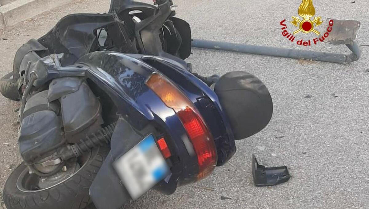 Schianto in scooter contro un cartello stradale: morti padre e figlia - 