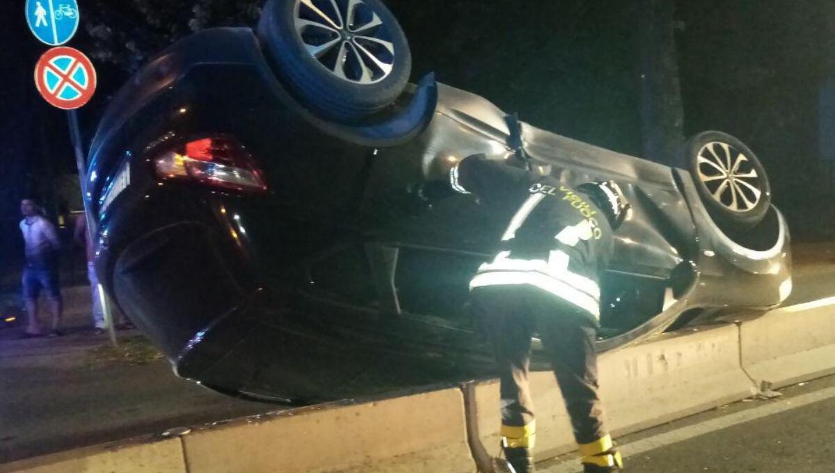 L'auto sbanda, finisce contro un cordolo di cemento ribaltandosi: 2 ragazzi feriti - 