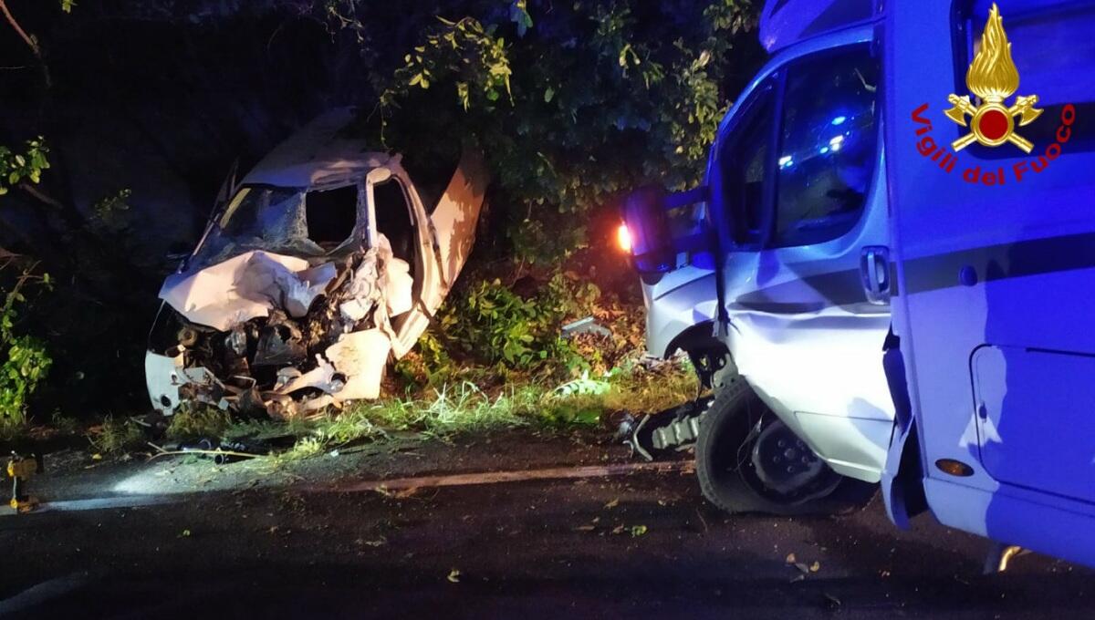 Violento scontro frontale tra auto e camper: 3 feriti, uno gravissimo - 