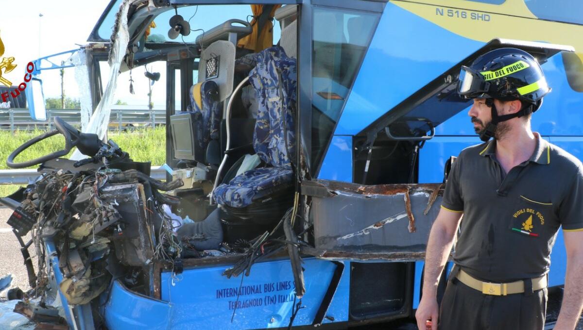 Ancora incidenti in A4, tamponamento tra 2 Tir e un pullman: un ferito - 