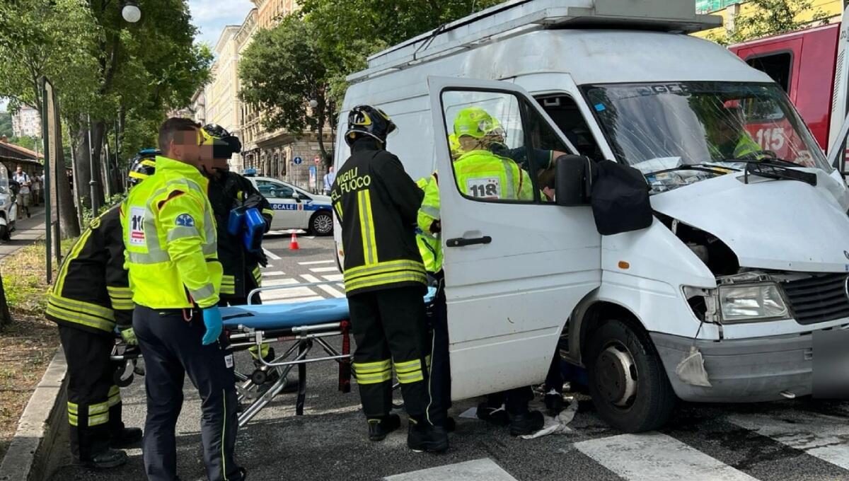 Trieste, violento scontro tra pullman e furgone: conducente incastrato, ferito - 