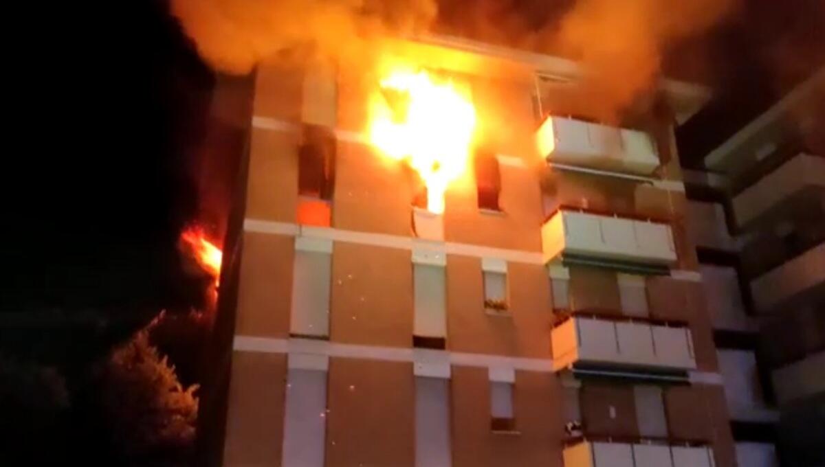 Maxi incendio in un condominio nella notte: tre donne ferite, due gravi - 