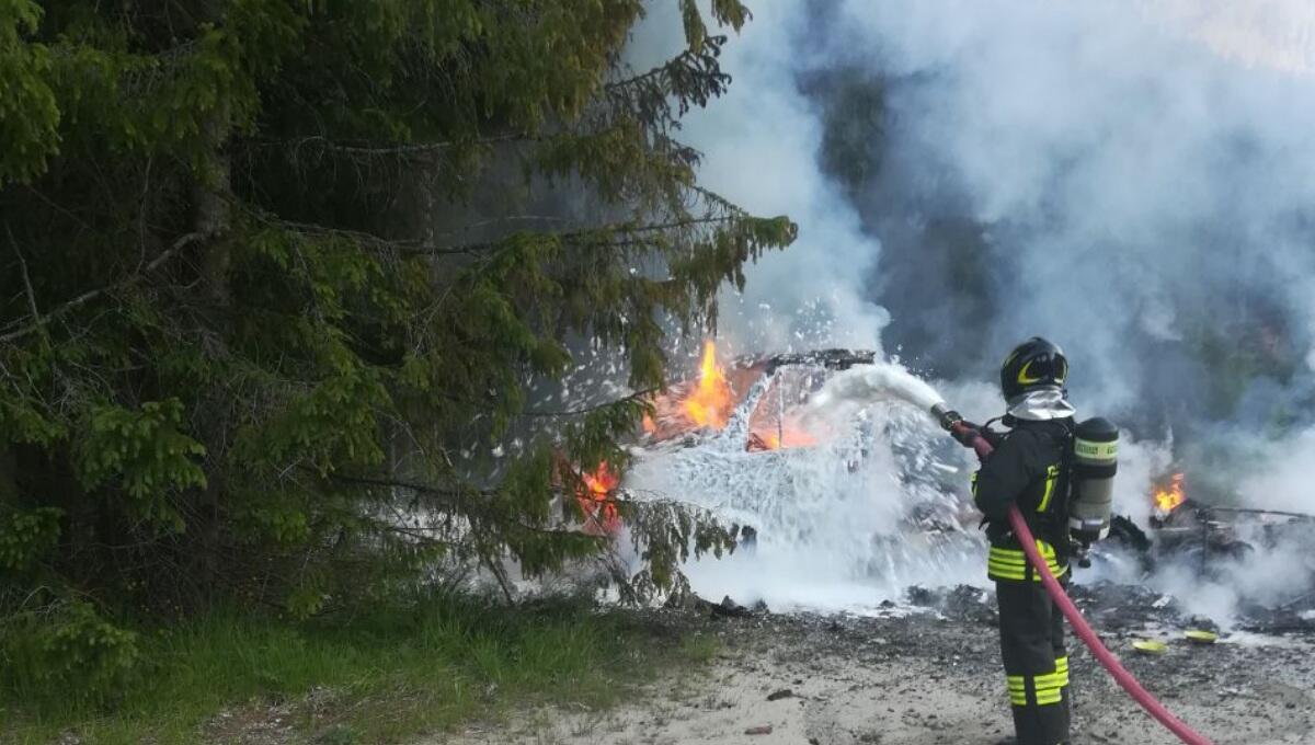 Auronzo, incendio di un camper: all'interno un corpo carbonizzato - 