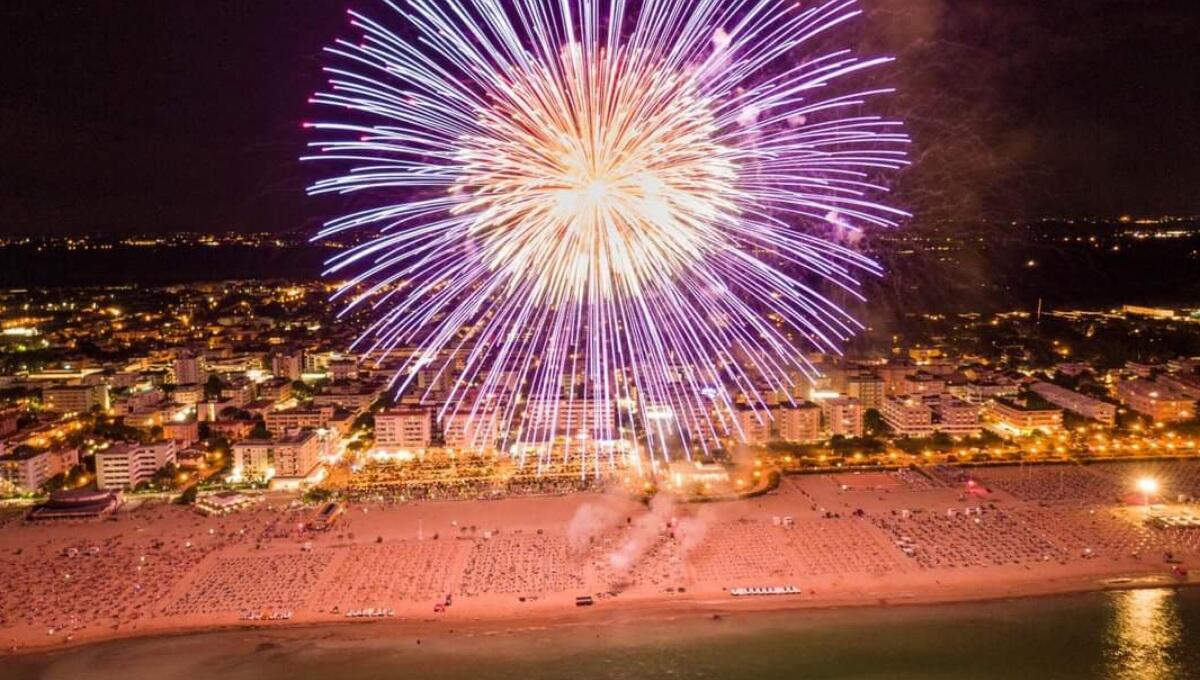 Fuochi d'artificio, a Bibione il 12 giugno il primo spettacolo pirotecnico estate 2022 - 