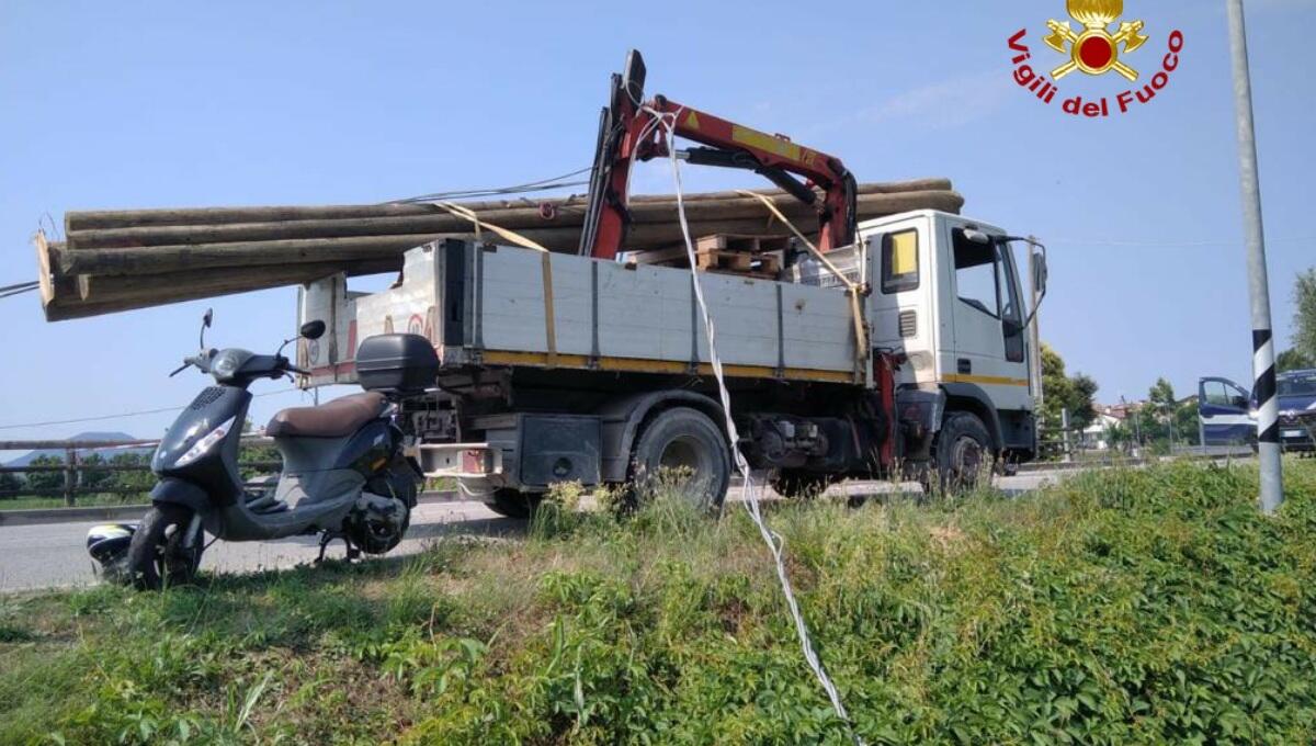 Dimentica il braccio della gru alzato: trancia i cavi dell'alta tensione e ferisce uno scooterista - 