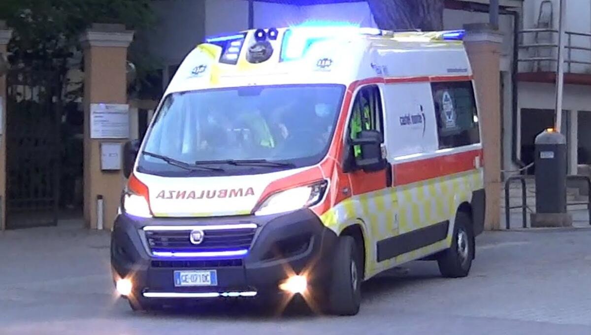 Corre in "scia" all'ambulanza: fermato, senza patente né revisione - 