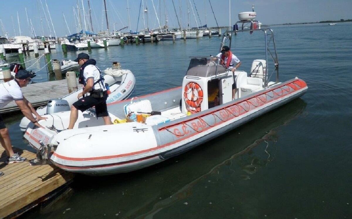 Guasto al motore in barca, famiglia con tre bimbi in balìa delle onde: soccorsi - 