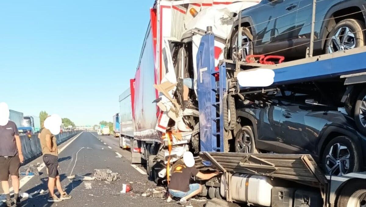 Incidente in A4, scontro tra 3 mezzi pesanti: autista incastrato, ferito - 