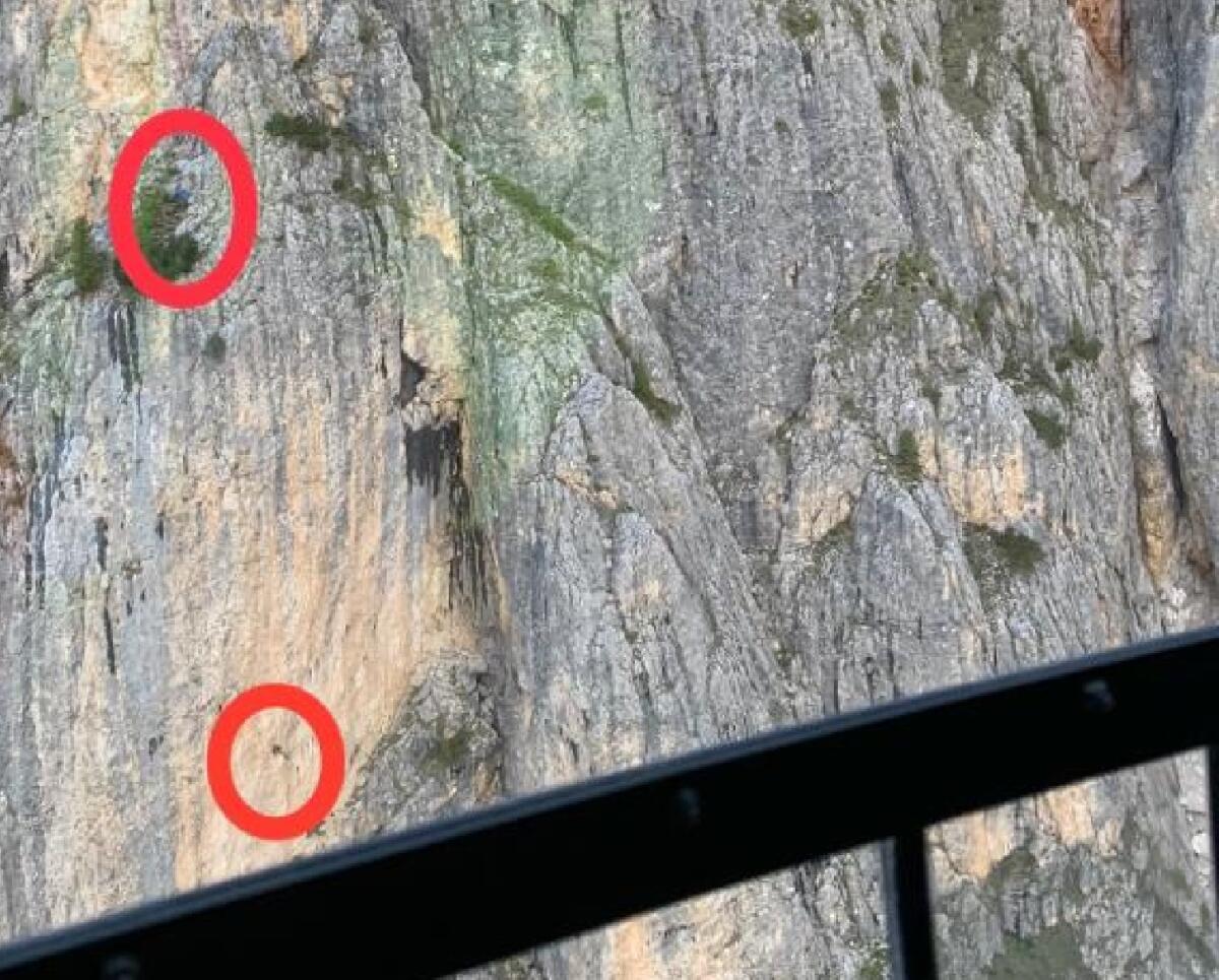 Alpinista sospesa nel vuoto a 100 metri da terra: recuperata con l'elicottero - 