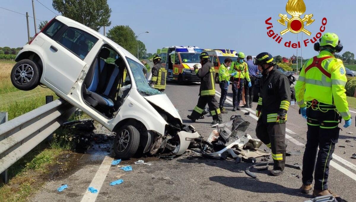 Frontale tra due auto sulla Treviso Mare: un morto a Meolo - 