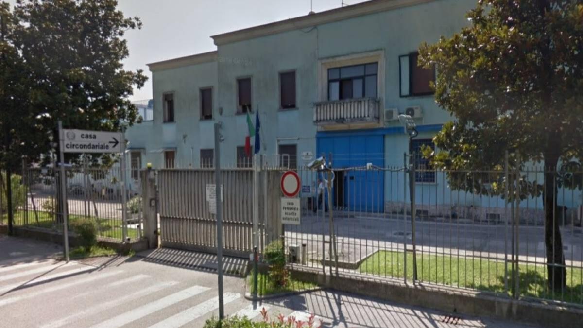 Tagliano le sbarre, si calano con le lenzuola dal carcere ed evadono in tre. Due presi, caccia al terzo - 