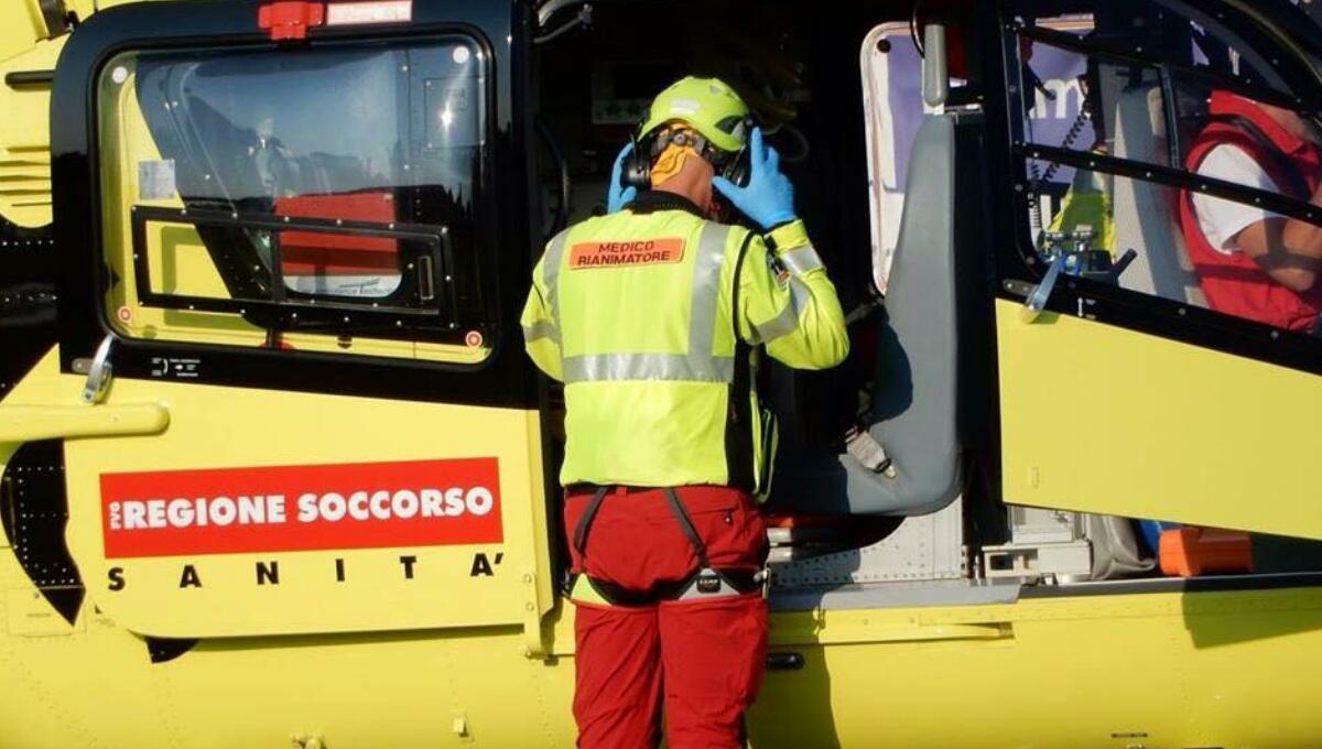 Chiuso fuori casa, tenta di entrare dalla finestra, ma precipita - 