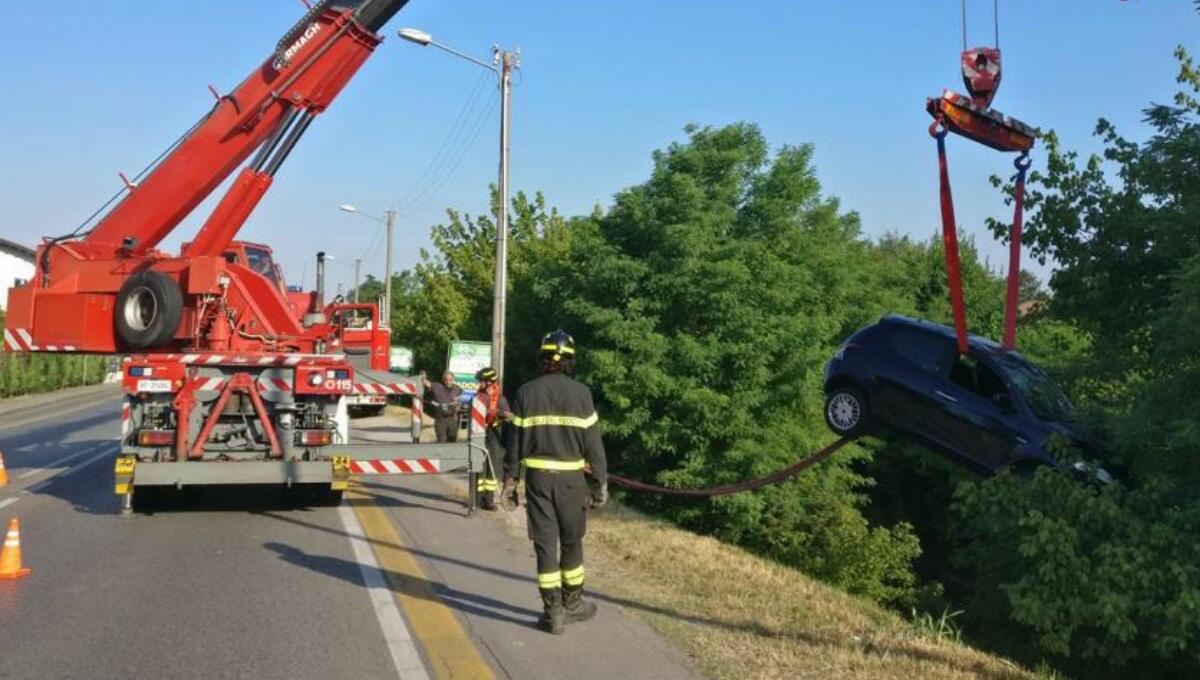 Sbanda e finisce fuori strada con l'auto: ferita una giovane donna - 