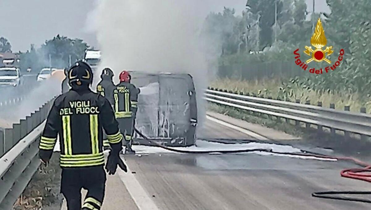 Furgone a fuoco lungo la Strada Regionale 10: distrutto dalle fiamme - 