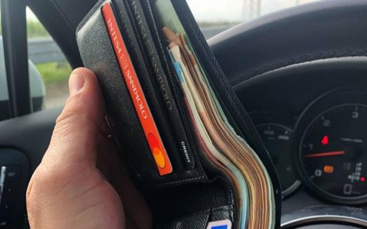 Perde il portafoglio con 900 euro, commessa lo trova e lo consegna ai Carabinieri - 