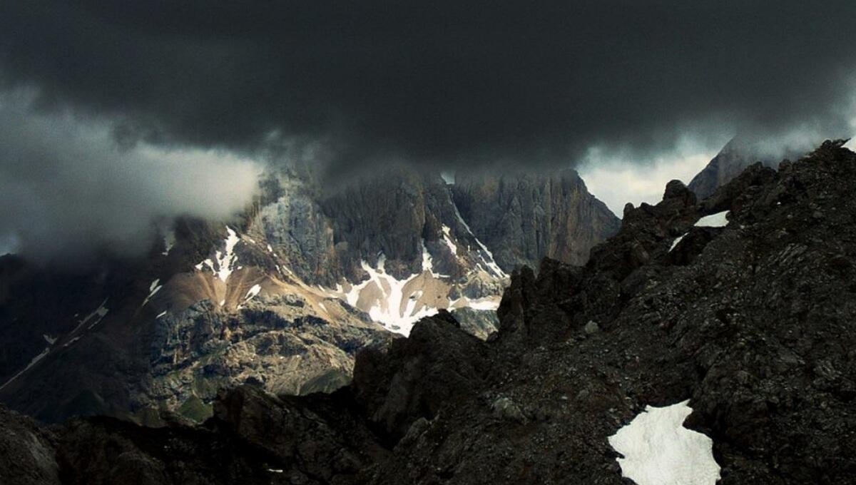 Violento temporale in corso: cordata di alpinisti bloccata in parete - 