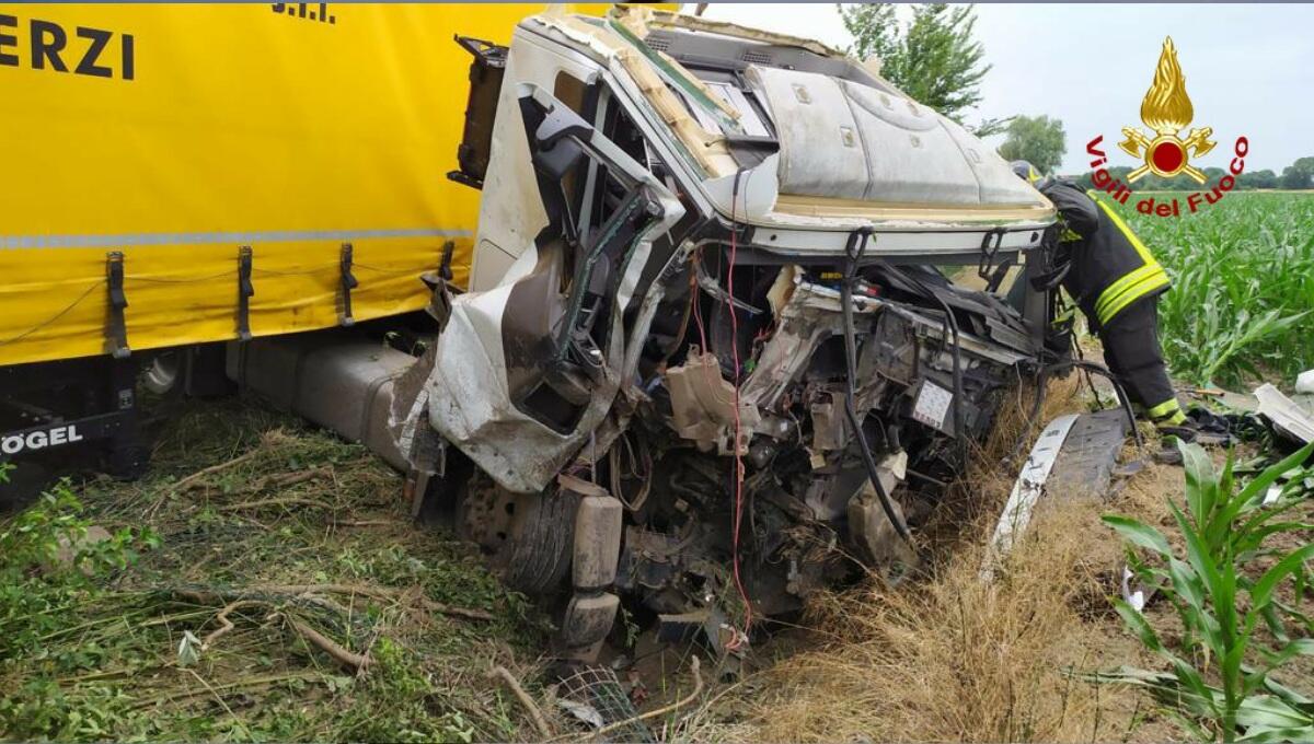 Incidente lungo l'A13, scontro tra furgone e Tir: due feriti - 